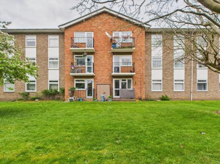 2 bedroom Ground floor flat for sale in Valerie Court, Bath Road, Reading, Reading, RG1