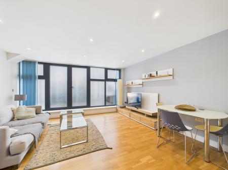 2 bedroom Flat to let in Market Place