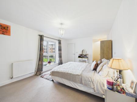 2 bedroom Flat for sale in Evesham House, Battle Square, Reading, Reading, RG30
