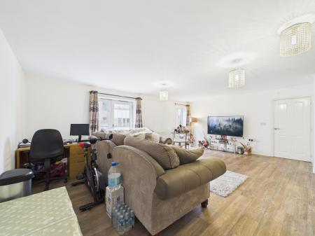 2 bedroom Flat for sale in Evesham House, Battle Square, Reading, Reading, RG30