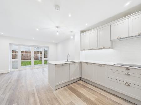 4 bedroom Semi-detached house to let in Sunapee Road, Reading, RG2