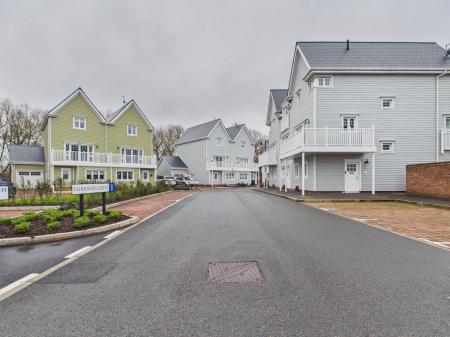 4 bedroom Semi-detached house to let in Sunapee Road, Reading, RG2