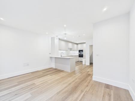 4 bedroom Semi-detached house to let in Sunapee Road, Reading, RG2