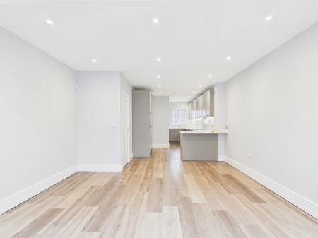 4 bedroom Semi-detached house to let in Maine Street, Reading, RG2