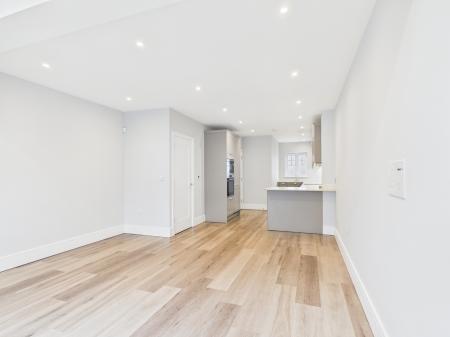 4 bedroom Semi-detached house to let in Maine Street, Reading, RG2