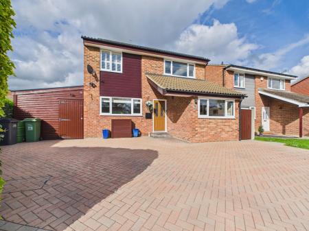 4 bedroom Detached house for sale in Hawkesbury Drive, Calcot, Reading, RG31