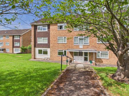 3 bedroom Flat for sale in Robin Way, Tilehurst, Reading, RG31