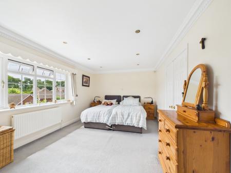 4 bedroom Detached house for sale in Fairway Avenue, Tilehurst, Reading, RG30