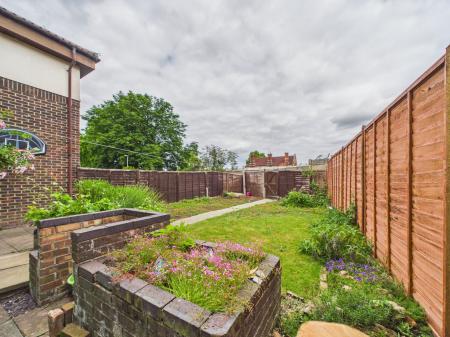 2 bedroom Terraced House for sale in August End, West Reading, Reading, RG30