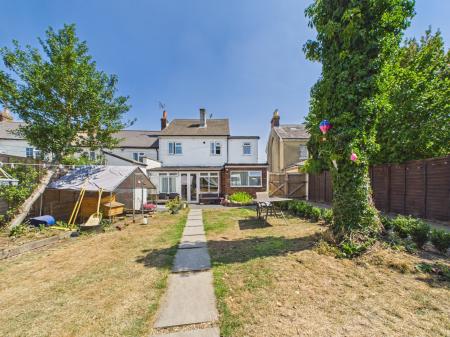 4 bedroom End of terrace house for sale in Armour Road, Tilehurst, Reading, RG31