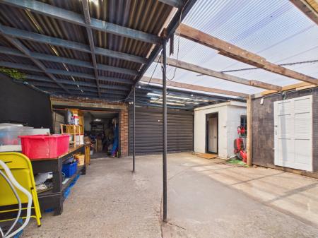 4 bedroom End of terrace house for sale in Armour Road, Tilehurst, Reading, RG31