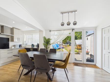 4 bedroom End of terrace house for sale in Armour Road, Tilehurst, Reading, RG31