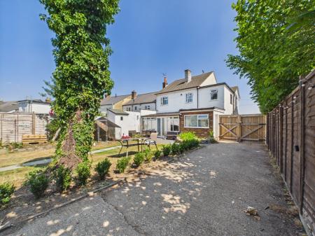 4 bedroom End of terrace house for sale in Armour Road, Tilehurst, Reading, RG31