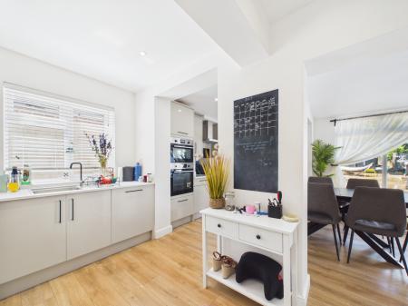 4 bedroom End of terrace house for sale in Armour Road, Tilehurst, Reading, RG31