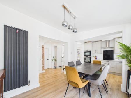 4 bedroom End of terrace house for sale in Armour Road, Tilehurst, Reading, RG31
