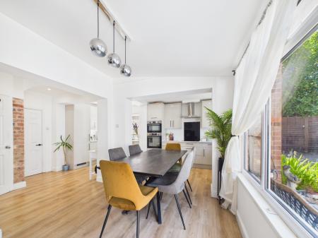 4 bedroom End of terrace house for sale in Armour Road, Tilehurst, Reading, RG31