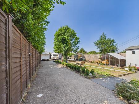 4 bedroom End of terrace house for sale in Armour Road, Tilehurst, Reading, RG31