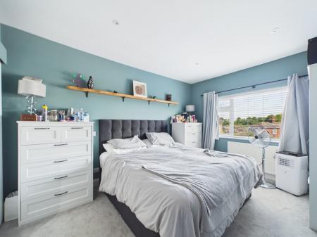 4 bedroom End of terrace house for sale in Armour Road, Tilehurst, Reading, RG31