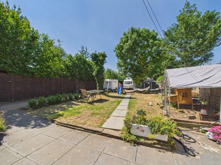 4 bedroom End of terrace house for sale in Armour Road, Tilehurst, Reading, RG31