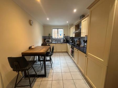 2 bedroom Flat to let in Caversham Place, Sutton Coldfield, Sutton Coldfield, B73