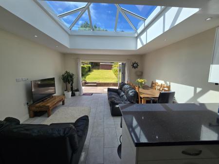 3 bedroom Semi-detached house to let in Harcourt Drive, Four Oaks, Sutton Coldfield, B74
