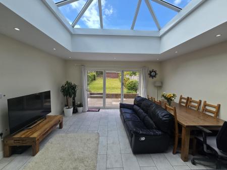 3 bedroom Semi-detached house to let in Harcourt Drive, Four Oaks, Sutton Coldfield, B74