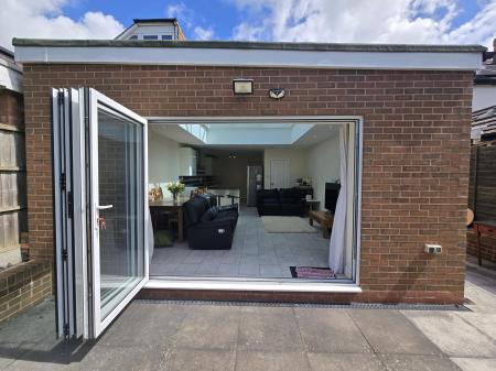 3 bedroom Semi-detached house to let in Harcourt Drive, Four Oaks, Sutton Coldfield, B74
