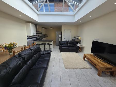 3 bedroom Semi-detached house to let in Harcourt Drive, Four Oaks, Sutton Coldfield, B74