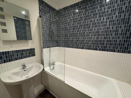 2 bedroom Flat to let in Walsall Road, Four Oaks, Sutton Coldfield, B74