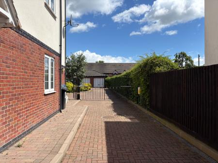 2 bedroom Flat to let in Walsall Road, Four Oaks, Sutton Coldfield, B74