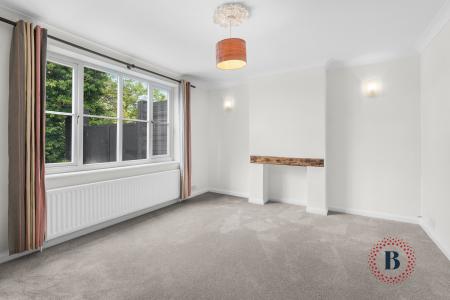 4 bedroom Detached house to let in Bulls Lane, Sutton Coldfield, B76