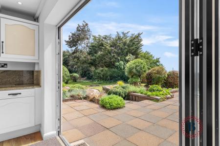 4 bedroom Detached house to let in Bulls Lane, Sutton Coldfield, B76