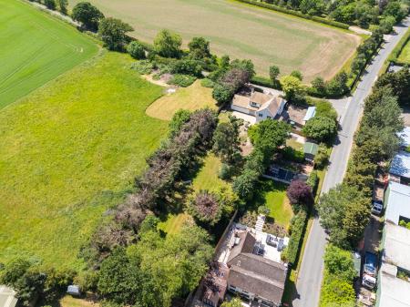 4 bedroom Detached house to let in Bulls Lane, Sutton Coldfield, B76