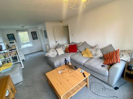 2 bedroom Flat to let in Woodfield Close, Four Oaks, Sutton Coldfield, B74