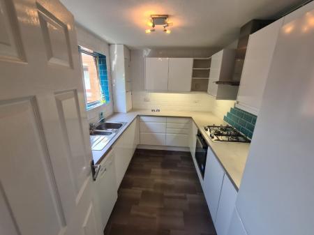 2 bedroom Flat to let in Woodfield Close, Four Oaks, Sutton Coldfield, B74