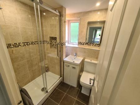 2 bedroom Flat to let in Woodfield Close, Four Oaks, Sutton Coldfield, B74