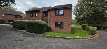 1 bedroom Studio flat to let in Fledburgh Drive, Sutton Coldfield, Sutton Coldfield, B76