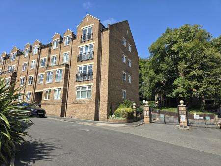 2 bedroom Flat to let in Caversham Place, Sutton Coldfield, B73