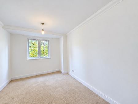 2 bedroom Flat for sale in Thorney Mill Road, West Drayton, UB7