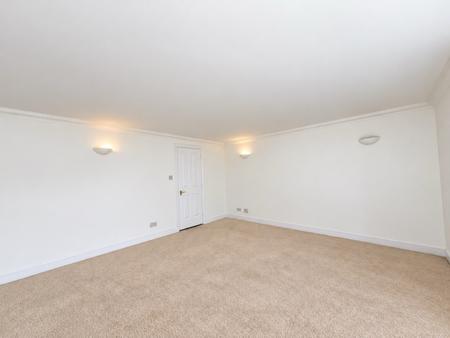 2 bedroom Flat for sale in Thorney Mill Road, West Drayton, UB7