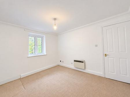 2 bedroom Flat for sale in Thorney Mill Road, West Drayton, UB7