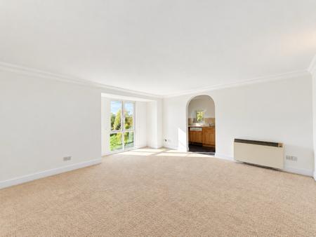 2 bedroom Flat for sale in Thorney Mill Road, West Drayton, UB7