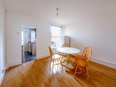 2 bedroom Terraced House to let in Victoria Road, Nth Wat, Watford, WD24