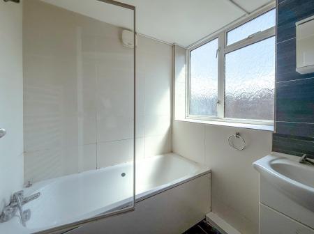 2 bedroom Terraced House to let in Victoria Road, Nth Wat, Watford, WD24