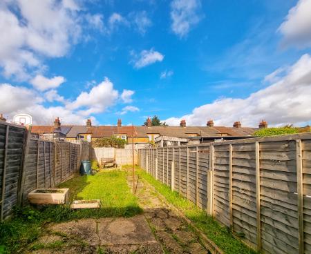 2 bedroom Terraced House to let in Victoria Road, Nth Wat, Watford, WD24