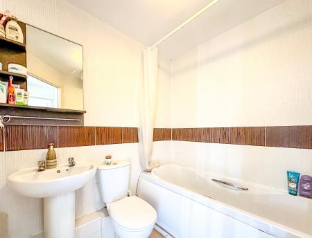 2 bedroom Flat for sale in Wells Court, Pumphouse Crescent, Watford, Watford, WD17