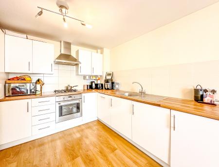 2 bedroom Flat for sale in Wells Court, Pumphouse Crescent, Watford, Watford, WD17