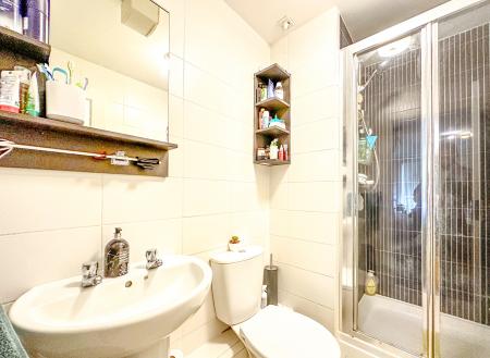 2 bedroom Flat for sale in Wells Court, Pumphouse Crescent, Watford, Watford, WD17
