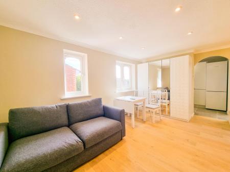 1 bedroom Studio flat to let in Sandown Road, Nth Wat, Watford, WD24