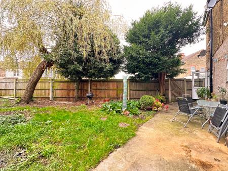 1 bedroom Flat to let in Durban Road West, Watford, WD18